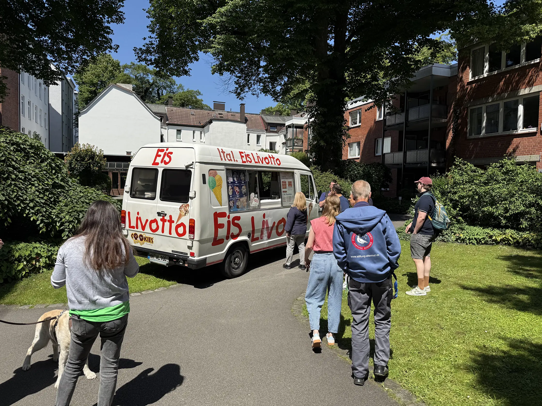 Alleinunterhalterin Kathi beim Aufführen ihres Programms